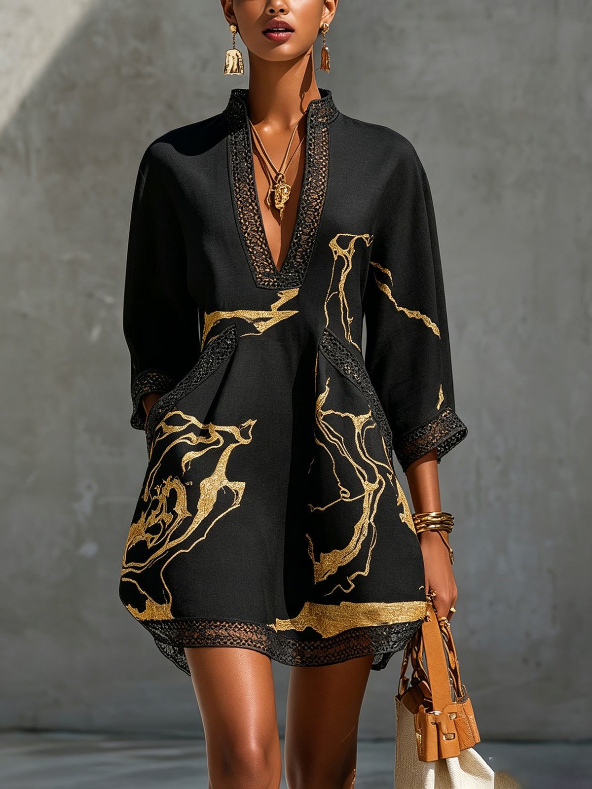 Diana – Robe courte noire et dorée à col V, image 2